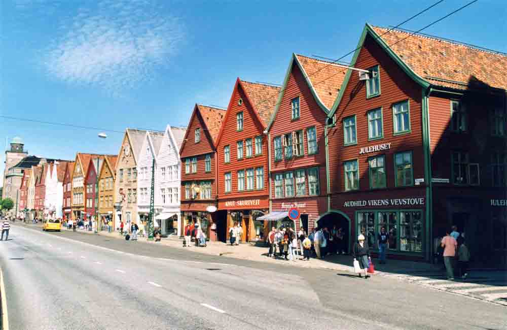 Noruega 020 - Bergen - muelle de Bryggen - 2001.jpg